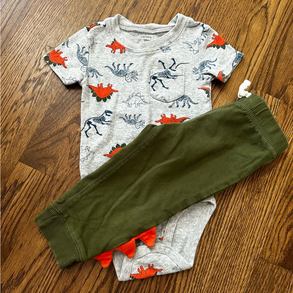 Carter’s dinosaur outfit, size 18M